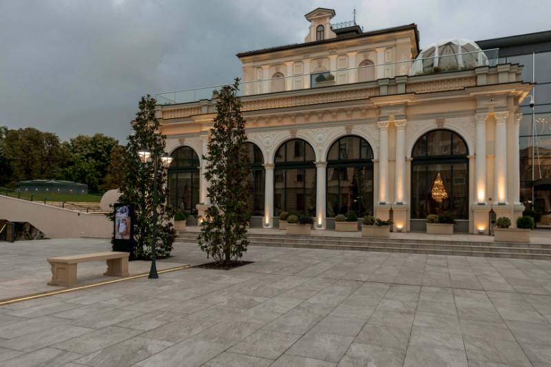 The alluring beauty of porcelain tiles in a location for luxury events