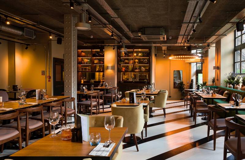 Hospitality - Acoustics help eating in comfort