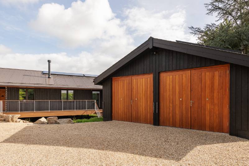Permeable gravel driveway for a contemporary riverside home in Devon