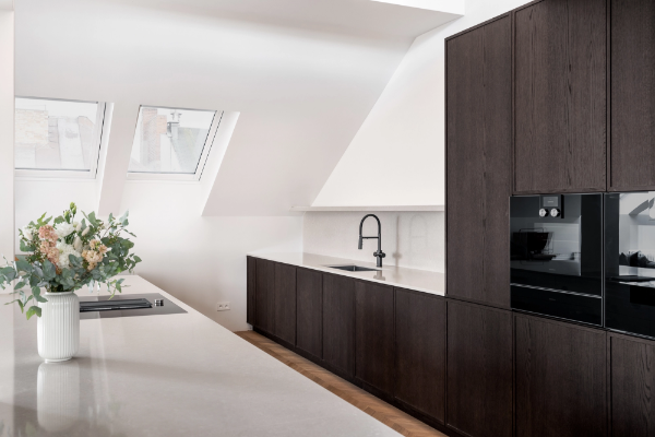 The Kitchen at the Heart of a Mezzanine Apartment: A Space that Encourages Get-Togethers