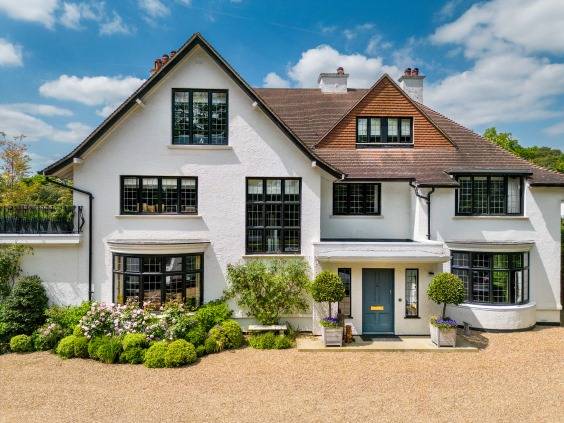 Clement EB24 steel windows and doors chosen for incredible country house