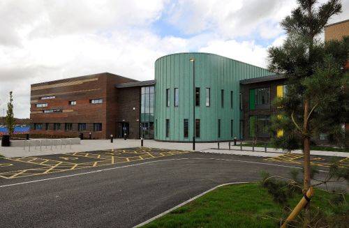 Traditional Textures Coated Aluminium Fully Supported Batten Roll Roof And Facade Cladding