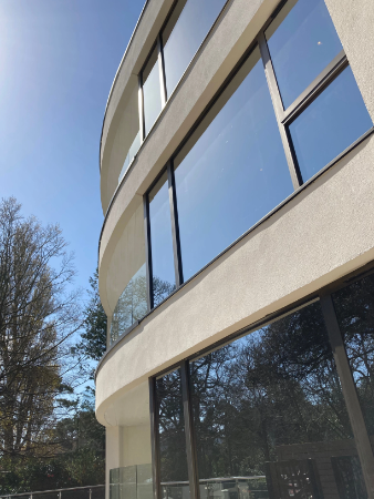 An external wall insulation (EWI) system from Sika Parex has brought kerb appeal and thermal benefits to a stunning new apartment building